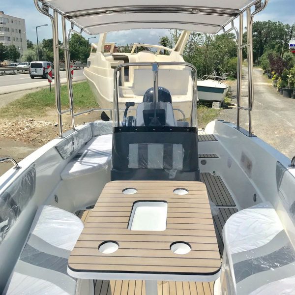 600 Center Console 2019